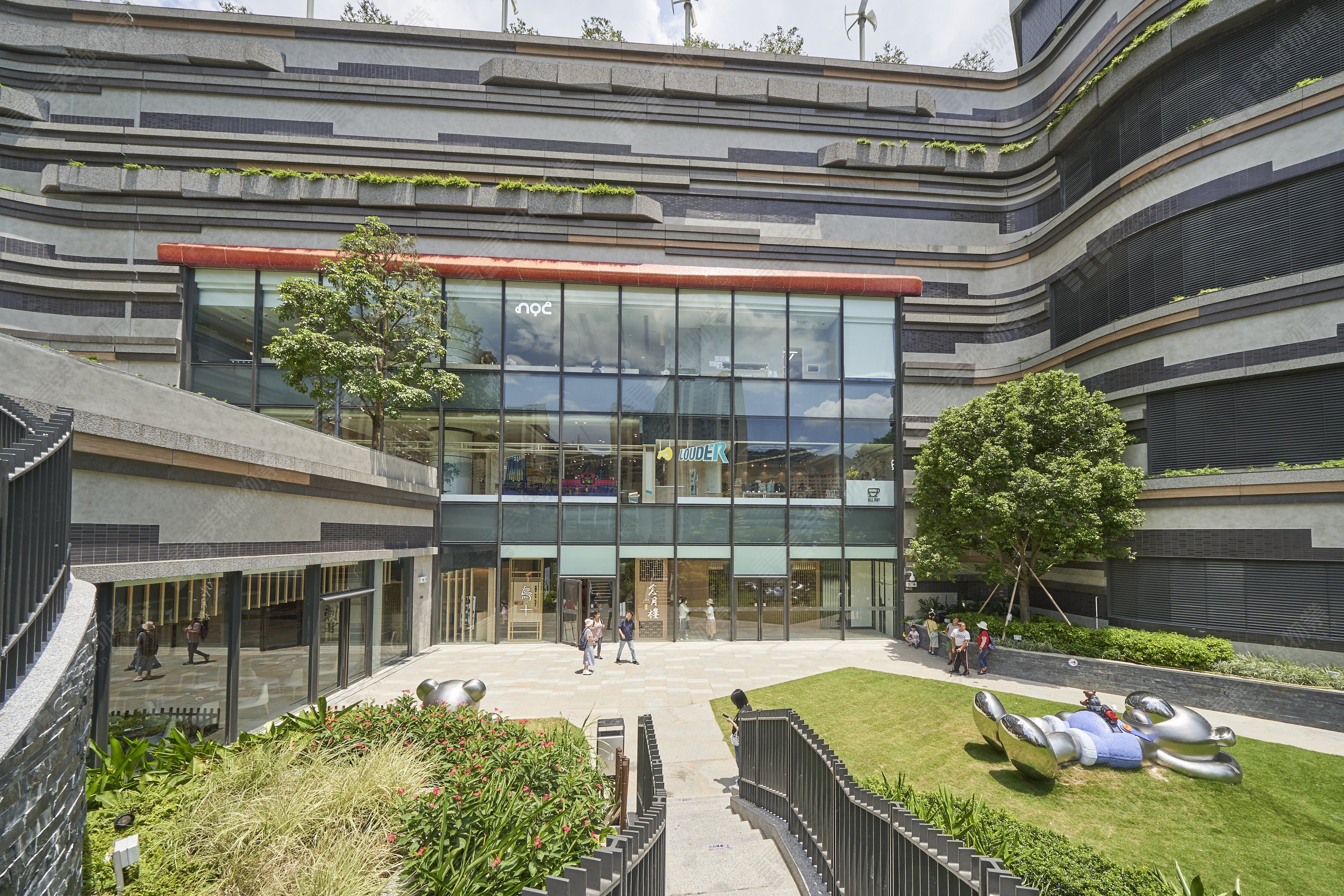 瀑布泳池及會所設施